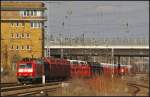 Viel Zoom war n�tig um DB Schenker 185 145 mit neuen Autos am 14.04.2013 in Berlin Sch�nefeld Flughafen fotografieren zu k�nnen. Ein ICE h�tte sonst den Zug zugestellt.