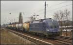 Die an Raildox vermietete 183 500 mit einem Knickkesselwagenzug am 18.02.2013 H�he Berlin-Karow