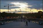 Vor dem Start zum Fotowalk war noch Zeit ein Bild vom hinteren Eingang des Fernsehturms am Alexanderplatz auf den Neptunbrunnen un die typische Kulisse mit den Baukränen zu machen (Berlin Alexanderplatz 15.10.2014)