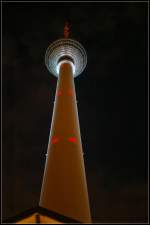 Noch zierte sich der Fernsehturm den wartenen Fotografen beim Festival of Lights in Berlin seine Farben zu zeigen.