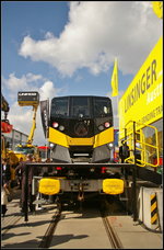 InnoTrans 2016: Von der Firma Linsinger aus �sterreich kommt als Neuerscheinung der Schienenfr�szug MG11, der f�r Metros und Light Rails entwickelt wurde. Mit dem Fr�szug soll die Reprofilierung in engen Kurvenradien und kleinen Lichtraumprofilen m�glich sein. Leider war das Fahrzeug nicht anders fotografierbar, zudem stand es auf einem Transportwagen. Der Zustieg zum Fahrzeug erfolgt nicht wie �blich von der Seite, sondern von vorne.