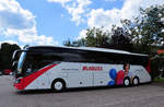 Setra 517 HD von Blaguss Reisen aus Wien in Krems gesehen.