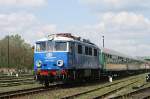 EP07-1051 brachte mit einem Sonderzug weitere Besucher zum Dampflokfest und wurde vor�bergehend auf einem Rangiergleis abgestellt (Wolsztyn, 03.05.2008).