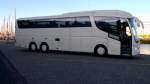 Ein Scania Irizar PB von einem deutschen Reiseunternehmen im Hafen von Lemmer am IJsselmeer in den Niederlanden.