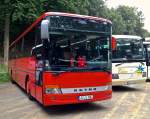 Dieser Setra S315 UL aus dem Kreis Alzey stand whrend eines Bundesligaspiels des 1.FCK auf einem Parkplatz und wartete auf seinen Einsatz.