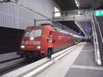 DB 101 011-5 bekommt die Scheiben geputzt (Berlin Hauptbahnhof, 04.07.2007).