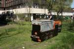 Lok 4 der 500mm-Feldbahn vom Typ 1A5 macht sich am 27.04.2008 bereit fr eine Fahrt durch die Berliner Wuhlheide    Die Lok wurde von Gewerkschaft Schalker Eisenhttein Jahr 1958 gebaut und war