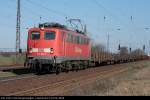 DB Schenker 140 169-4 mit Rungenwagen Richtung Seddin (Saarmund, 02.04.2009)    ++ 13.11.2019 bei Bender, Opladen