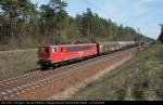 Mit diesem bunten Mix hat der  Energieriegel  DB Schenker 155 135-7 wahrlich keine Probleme (Grnheide Fangschleuse, 14.04.2009)