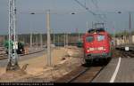 DB 139 165-5 mit dem Kohlenpendel (Fals-Zug) nach Polen, man sieht auch welche Neigung die Gleise haben (Erkner, 14.04.2009 - Update: In Rostock-Seehafen z-gestellt, auf dem Gelände von Bender,