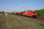 Railion 152 062-6 kommt mit vierzig Tds-Wagen zum Signal (DB Schenker Rail Deutschland AG, gesichtet Berlin Wuhlheide 25.04.2009).