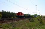 Aus der falschen Richtung kommt LOCON 102 / 346 006 mit zwei Rungenwagen am Fotopunkt vorbeigefahren (Berlin Wuhlheide, 24.04.2009).