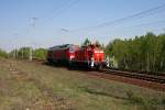 362 800-5 kommt mit 232 524-9 (9280 1 232 524-9 D-DB) im Schlepp vorbei (Berlin Wuhlheide, 24.04.2009)