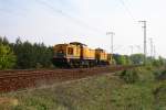 Mit einer Schneeschleuder (40 80 947 5 156-2) fhrt DB Netz 203 308-2 (9280 1203 308-2 D-DB) am Fotopunkt vorbei (Berlin Wuhlheide, 23.04.2009).