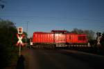 Am B konnte noch Railion 298 331-0 mit  Rungenwagen in der tiefstehenden Abendsonne fotografiert werden (NVR-Nummer 98 80 3298 331-0 D-DB, ex DR 111 031-1, gesehen Berlin Wuhlheide 21.04.2009 -