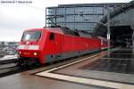 DB Fernverkehr 120 131-8 mit DZ 2718 aus Wuppertal bei schlechtem Wetter in Berlin Hauptbahnhof (16.05.2009).