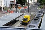 Vom S-Bahnsteig sah ich dieses 2-Wege-Fahrzeug auf Basis von  multicar  mit  Schienenfahrt .