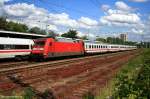 DB Fernverkehr 101 122-8 mit unbekanntem IC überholt einen wartenen ICE (Berlin Greifswalder Str, 08.06.2009)