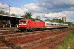 DB 120 137-5 kommt laut Bahnhofsuhr um 17:17 Uhr durch (Berlin Greifswalder Str, 08.06.2009).