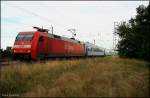 DB Schenker 152 031-1 mit Militärbegleitwagen (Bcmkh 240-Wagen) aus Cottbus nach Hannover im Gegenlicht.