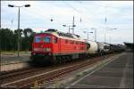 DB 232 673-4 mit gem. Gterzug Richtung Grnauer Kreuz und  einen Gru an den Tf! (ex 132 673-5, Doppeltraktionsfhig; Berlin Schnefeld, 01.08.2009 - Update: 03/2013 in Halle G abgestellt)