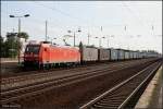 DB Schenker 185 018-9 mit Lgs-Wagen Richtung Grünauer Kreuz (gesichtet Berlin Schönefeld 08.08.2009)