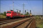 DB Schenker 152 055-0 mit Rungenwagen und sollte bis 20 Uhr am Signal stehen bleiben (gesichtet Berlin Schönefeld 15.08.2009)