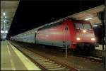 DB Fernverkehr 101 100-6 mit Talgo-Wagen als CNL 1201  Capella  nach Mnchen Ost (Nchtliches in Berlin Lichtenberg 07.10.2009)