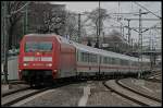 DB Fernverkehr 101 062-8 kommt die Rampe zum Gleis 1 hochgefahren (Dresden Hbf 27.03.2010)