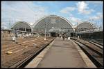 Der Bahnhof wird zur Zeit aufwendig saniert, man kann auf den Bahnsteigen die rostigen Stahlskelette der Bedachung noch erkennen.