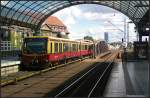 DB 481 419-0 auf der Linie S75 kommt zum Endhalt in den Bahnhof eingefahren.