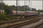 Etliche weitere Triebzge der Baureihe 614 stehen abgestellt im Gleisvorfeld des Cottbusser Bahnhofs am Stellwerk W2O.