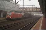 DB 185 139-3 mit einem gemischtem Gterzug im eingenebelten Bahnhof (gesehen Kassel-Wilhelmshhe 14.10.2010)