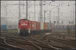 294 711-7 hat einen Containerzug bernommen und fhrt aus dem Rbf raus (gesehen Bebra 14.10.2010)