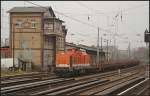 LOCON 212 / 293 503 fuhr mit Rungenwagen am 20.11.2010 am Stellwerk Berlin Greifswalder Strae vorbei