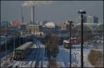 Da am Ostkreuz Brckenbauarbeiten anstanden, verkehrte zwischen Warschauer Str und Berlin Ostbahnhof nur die S-Bahn. Bei schnstem Winterwetter stand ein Zug der Baureihe 481 mit Anzeige  Werkstattzug  am 18.12.2010 in der Kehre Warschauer Str.