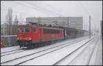 DB Schenker 155 110-0 kommt auf der Berliner Ringbahn mit Seitenschiebewandwagen aus Moabit und fhrt Richtung Nordkreuz.