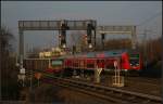 Regio trifft auf Stadtbahn: Links eine Garnitur der Baureihe 481 auf der S2 nach Bernau, whrend rechts der RE5 nach Lutherstadt Wittenberg seinem nchsten Halt entgegen eilt (gesehen Berlin