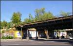 Blick auf einer der Yorckbrcken in Berlin von ehemals 45 Brcken. Diese Brcke wurde mit schmuckreichen schmiedeeisernen Gelnder versehen. Leider rosten die restlichen Brcken aus der Bauzeit 1875 bis 1939 vor sich hin. DB Netz mchte sie am liebsten abreissen, doch die Brcken sind seit 1993 eingetragenes Baudenkmal. Dies verpflichtet die Deutsche Bahn die Brcken zu erhalten. Das man die hohen Kosten fr Instandhaltung scheut versteht sich. 2008 konnte eine Finanzierung von fnf erhaltenswerten Brcken erstellt werden, sie sollen eigendlich saniert werden. Doch sichtbar ist leider nichts (Berlin Kreuzberg / Schneberg 04.06.2011)