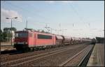 DB Schenker 155 004-5 ist weiterhin ohne Logo oder sonstiger Beschriftung unterwegs. Mit einem Schüttgutzug kommt sie am 10.07.2011 durch Berlin Schönefeld Flughafen.