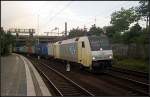 ITL ES 64 F4-901 fhrt am 27.08.2011 mit einem Containerzug durch Hamburg-Harburg.