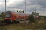 Steuerwagen voraus kam der RE7 nach Wünstorf-Waldstadt am 29.08.2011 zum Halt in den Bahnhof Berlin Schönefeld Flughafen eingefahren