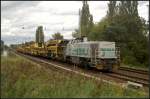 Auch außerhalb vom Berliner Westhafen sind die Betriebsloks der BEHALA anzutreffen. Mit einem Arbeitszug bestehend aus Niederbordwagen, UM 2  SchwobaPfeil , Gerätewagen und und VG 90 der Leonhard Weiss-Gruppe fährt 277 406-5 Richtung am 30.08.2011 durch Berlin-Karow.