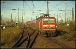 DB 143 212 kommt im Abendlicht zum Endhalt in den Bahnhof eingefahren. Der Tf hat schon im ZZA den neuen Endhalt Dessau Hbf eingegeben (gesehen Leipzig Hauptbahnhof 15.10.2011)