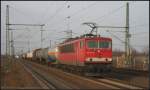 DB Schenker 155 167-0 mit einem gemischtem Güterzug am 26.11.2011 Höhe Bahnhof Halle Messe