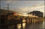 Morgens bei Sonnenaufgang fhrt ein unbekannter Regionalzug seinem nchstem Ziel Berlin-Alexanderplatz auf der Stadtbahn entgegen (gesehen Berlin Jannowitzbrcke 29.12.2011)