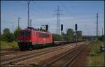 DB Schenker 155 121-7 mit Stahlplatten am 24.07.2012 in Berlin Schönefeld Flughafen