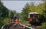 Die ersten zwei Wagen, sowie der entgleiste Wagen 482 335 des aus bisher nicht geklrten Grnden entgleisten S-Bahnzugs S25 nach Hennigsdorf, werden weggeschleppt und Hhe Wilhemsruher Damm zwischen