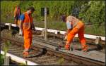 S-Bahn-Entgleisung Berlin Tegel: Die Stromschiene muss ersetzt werden und wird in entsprechende Stcke gschnitten (23.08.2012)