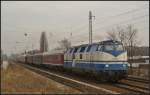 RSBG 228 758 mit der berfhrung eines KISS und Personenwagen der ehemaligen Bundesbahn aus B.-Wilhelmsruh am 07.03.2013 Hhe Karow weiter nach Ammendorf.